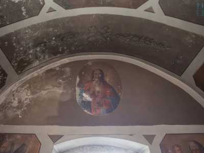 Dando le spalle all�altare possiamo poi notare la rappresentazione di Cristo. Si trova all�interno di un�ellissi e compie i gesti rituali dell�Ultima cena